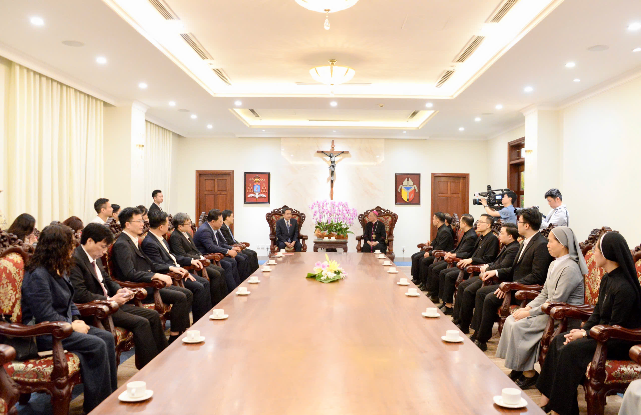 쩐 타인 먼 국회의장, 예수 부활 대축일을 맞아 하노이 대교구청 방문 